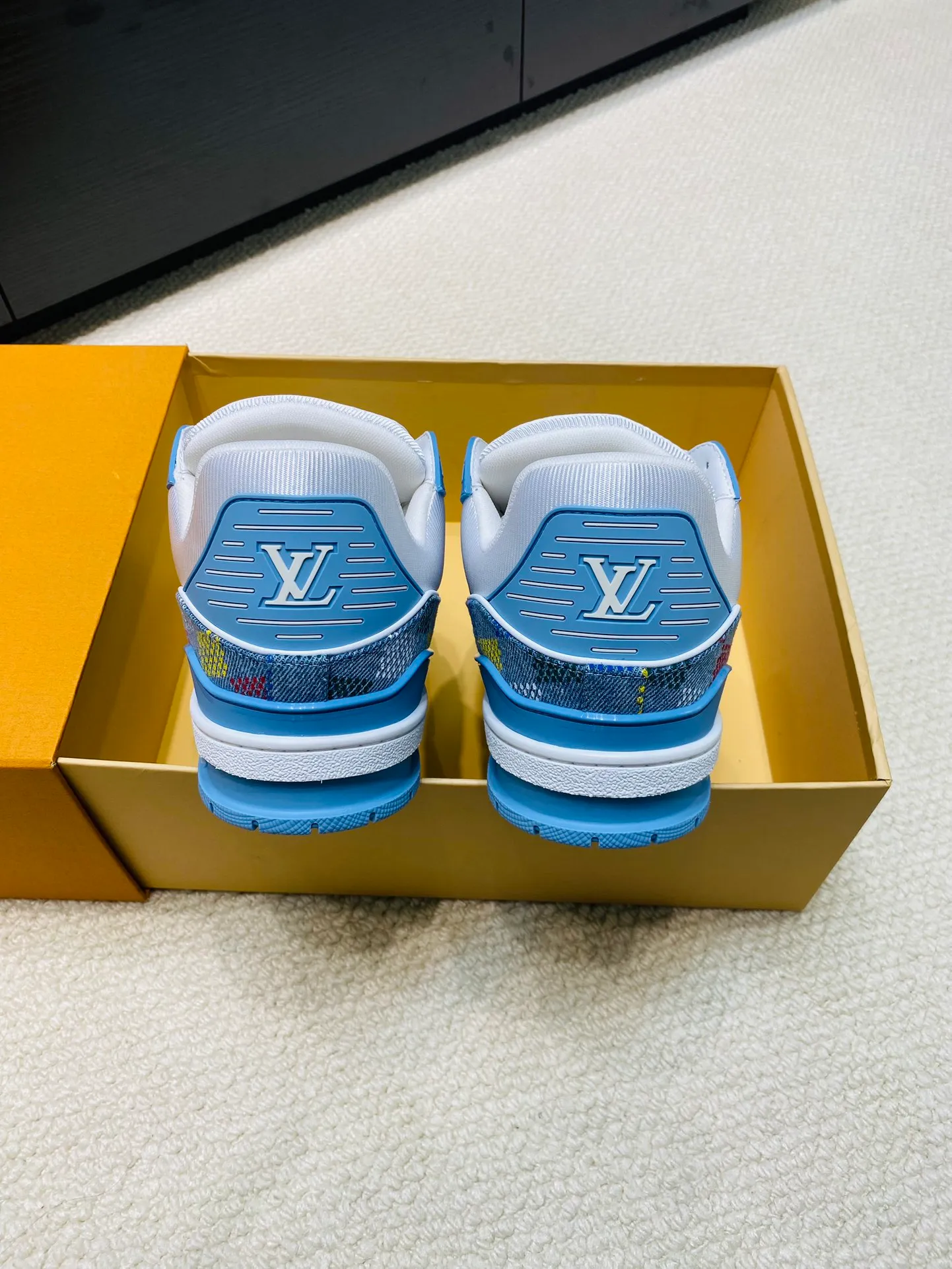 👟👟Ex-factory price 800👟👟 💰💰💰 Hot style 🆕🆕🆕𝙇𝙑 LV Louis Vuitton L House Donkey Brand Trainer Series Couple Style Casual Sports Shoes Skateboard Shoes Original Purchase Development Production Production This pair of LV Trainer sneakers are made of a blend of technical materials with waterproof properties. The meticulously crafted upper is notable for its many signature details, including Louis Vuitton and #54 in script, referencing the year 1854. Exquisite packaging at the delivery counter🛍📦 ▪️Fabrics: Original customized imported cowhide ▪️Inner lining: Original customized breathable mesh ▪️Outsole: Original open-molded non-slip TPU combination outsole ▪️Sole thickness: 3 cm ▪️Size: Women's 35-41 / Men's 38-46